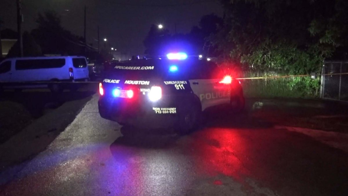 Policía dispara a hombre molesto por fiesta de graduación en su vecindario