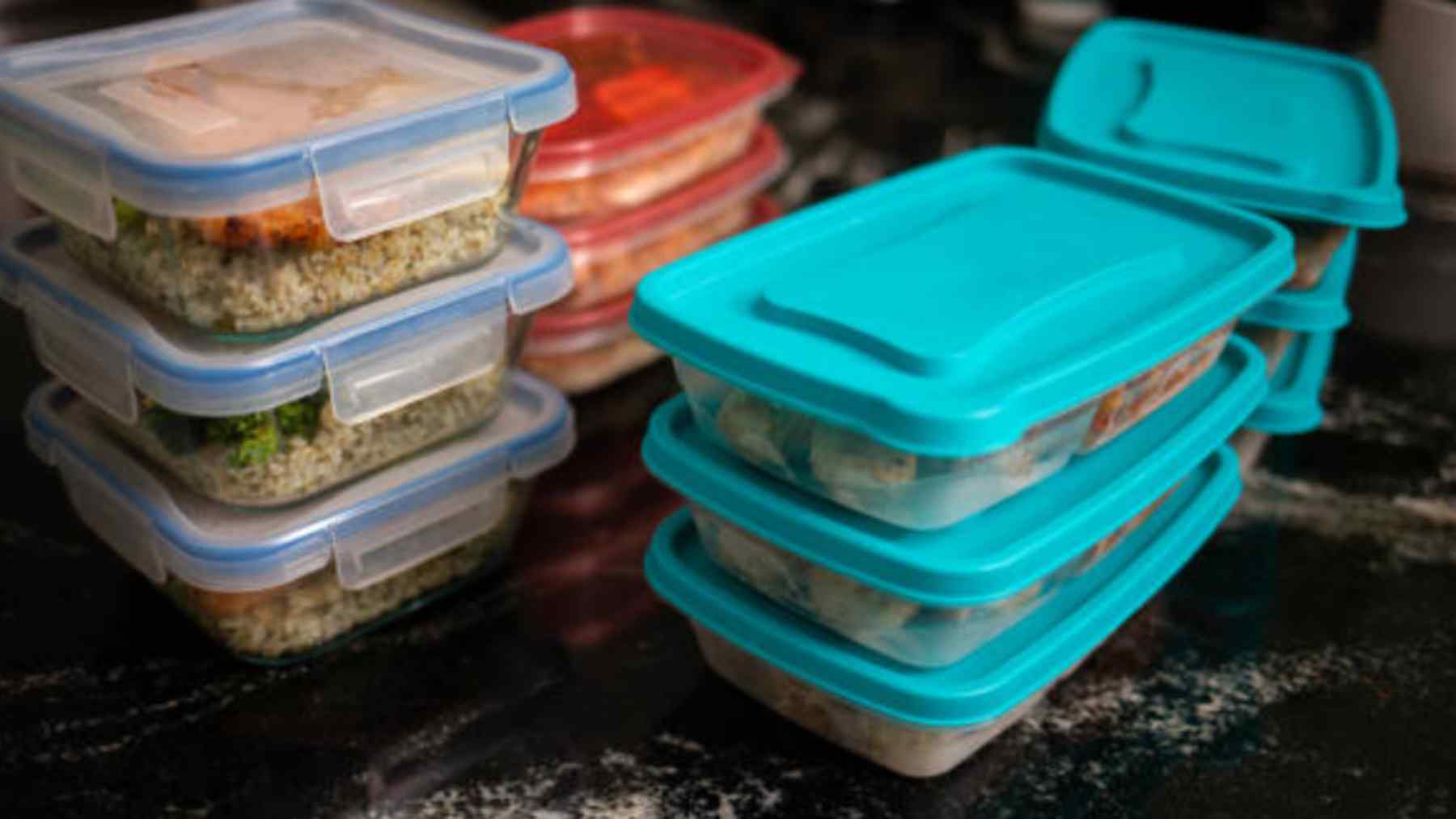 Preocupante aviso de la OCU para todos los que calientan y comen en un tupper de plástico