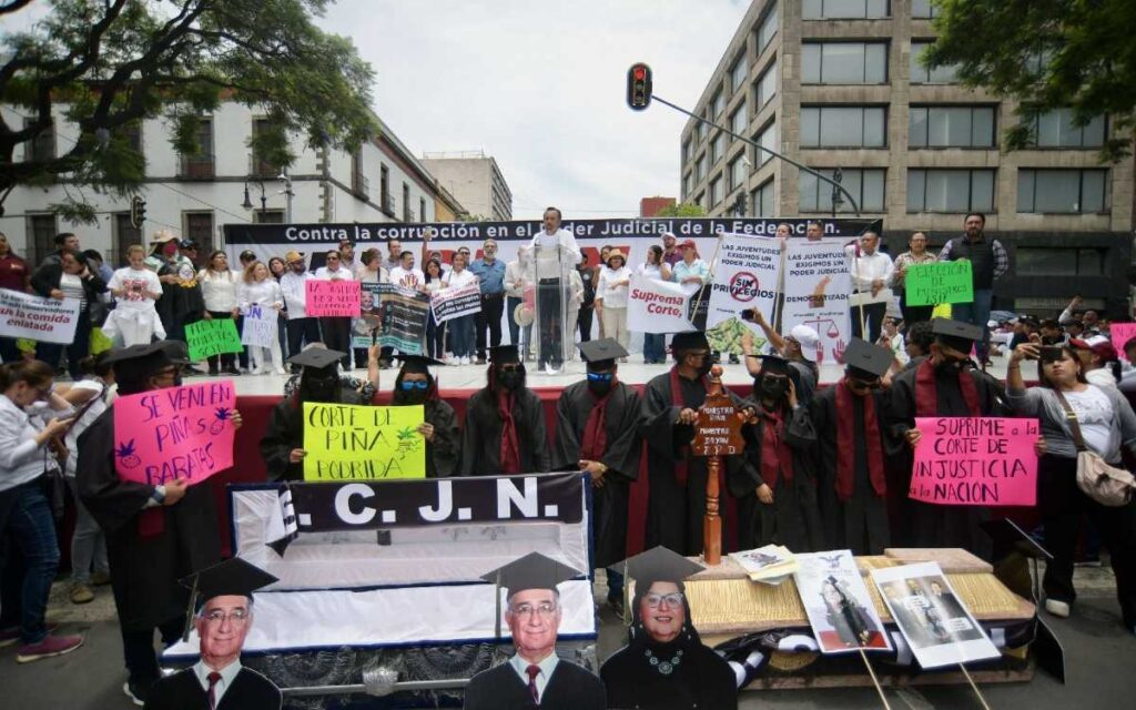 Protesta en la SCJN: Ataúdes, consignas de muerte, insultos a periodistas…