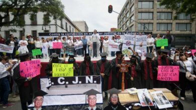 Protesta en la SCJN: Ataúdes, consignas de muerte, insultos a periodistas…