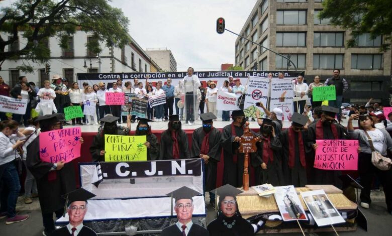Protesta en la SCJN: Ataúdes, consignas de muerte, insultos a periodistas…