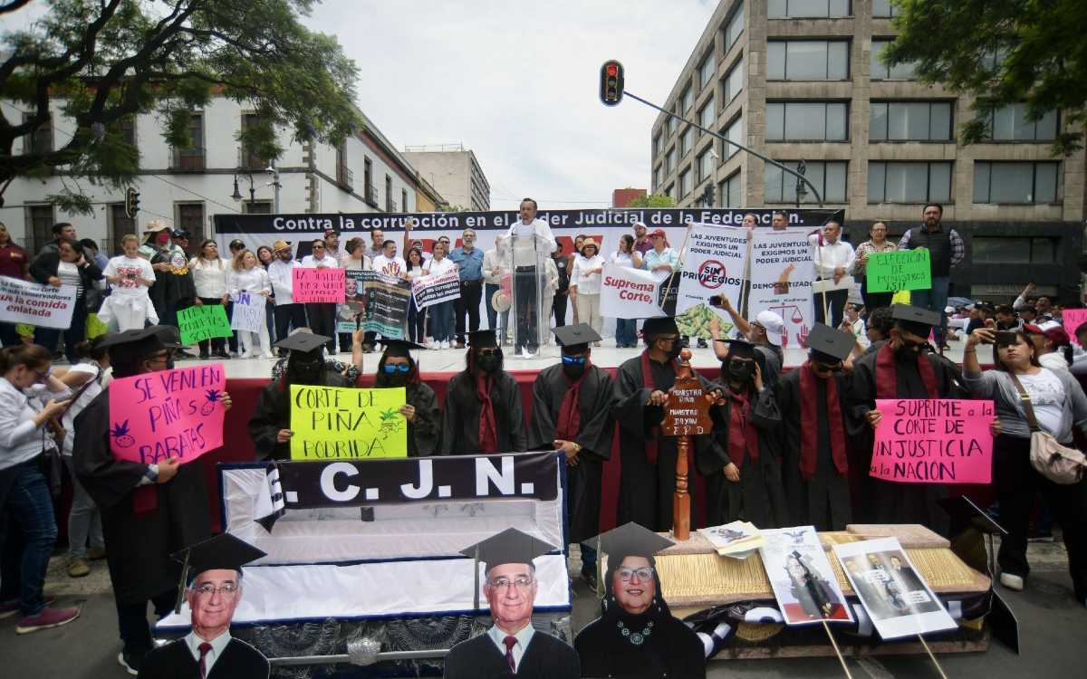 Protesta en la SCJN: Ataúdes, consignas de muerte, insultos a periodistas…