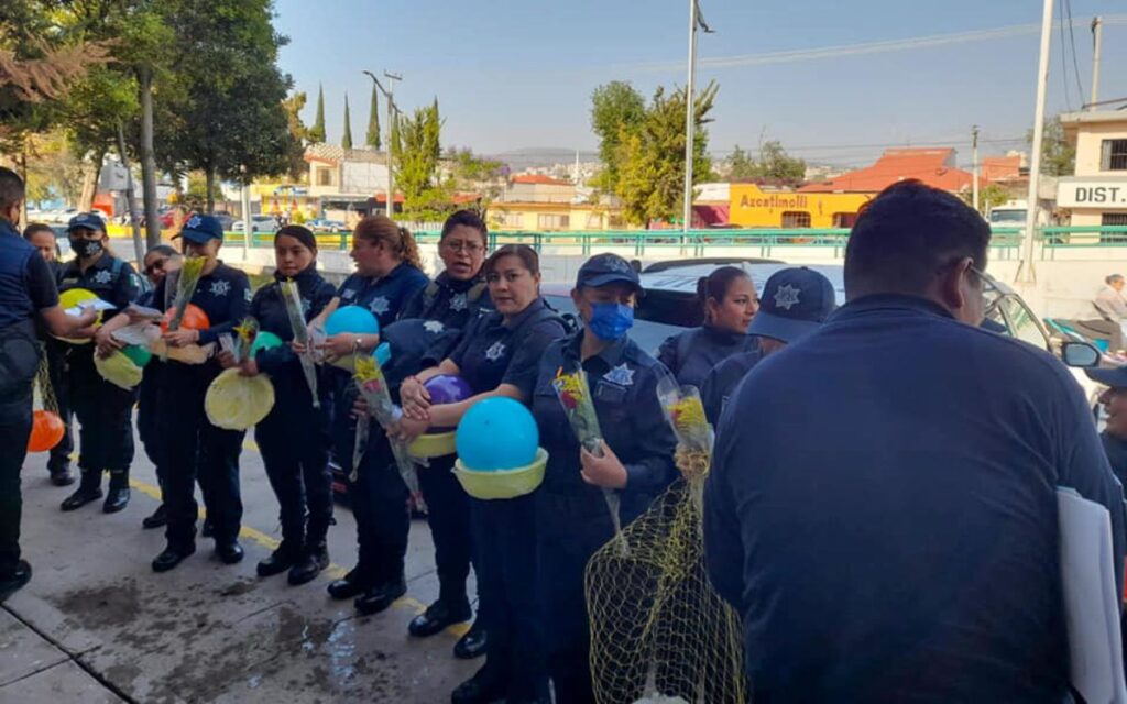 Regalan a mamás policías una jícara y pelota por 10 de mayo