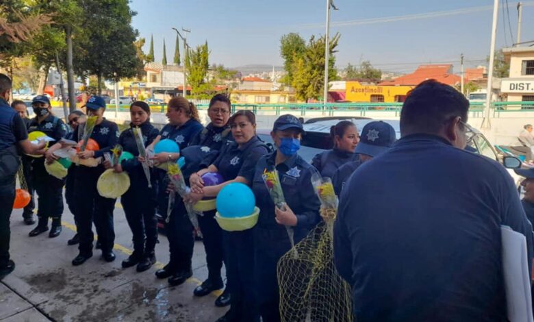 Regalan a mamás policías una jícara y pelota por 10 de mayo