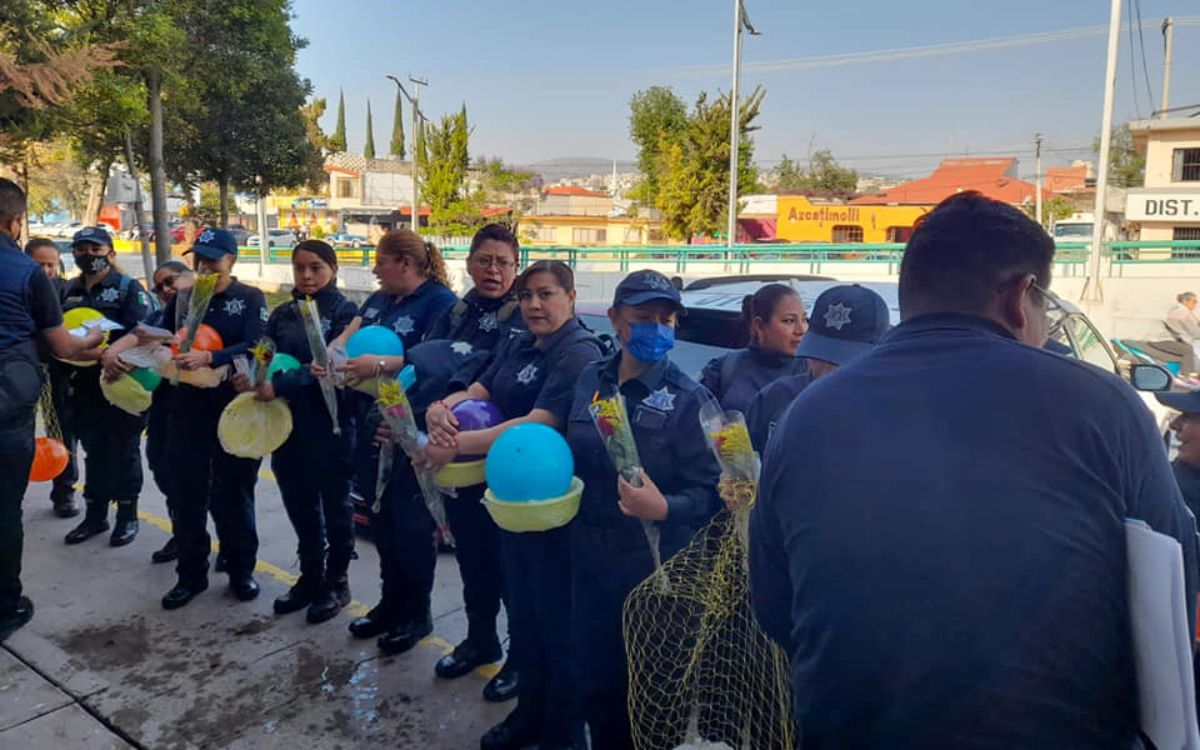 Regalan a mamás policías una jícara y pelota por 10 de mayo