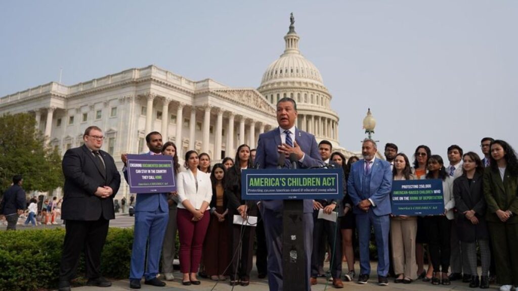 Reintroducen proyecto de ley que protegería de la deportación a los dreamers documentados