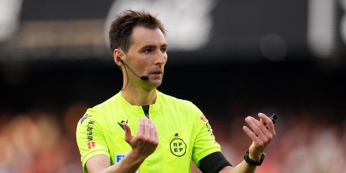 Ricardo de Burgos aplicó perfectamente el protocolo por insultos racistas en Mestalla