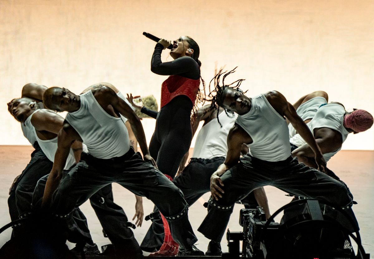 Rosalía llena de poderío rojo el Zócalo de la capital de México