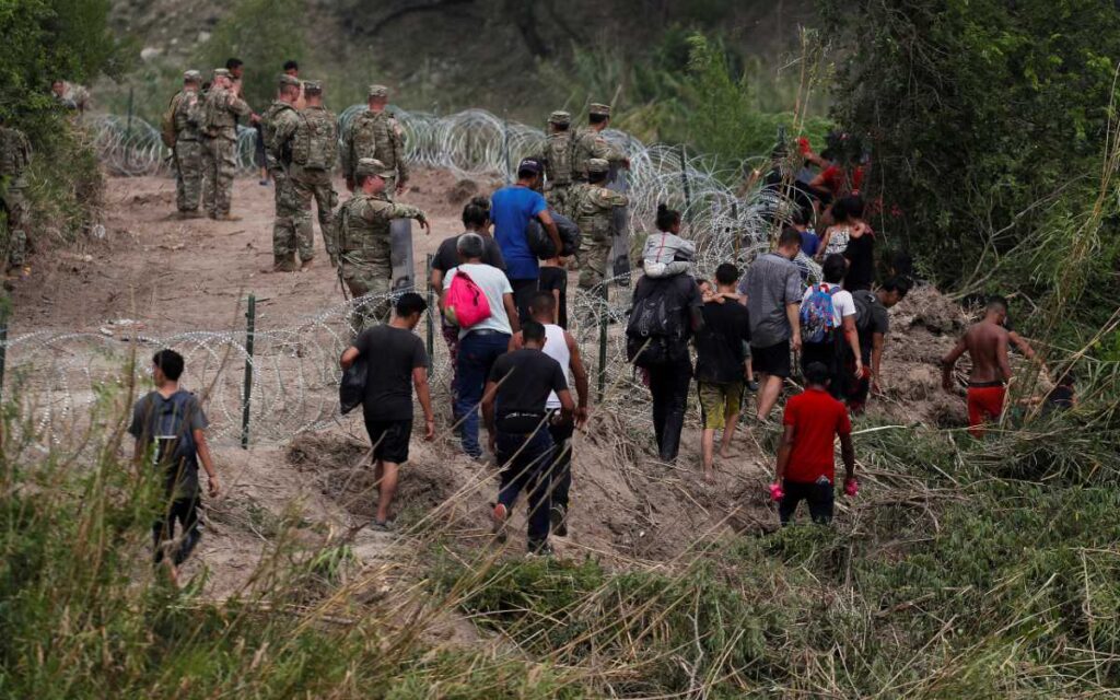 Se agolpan migrantes en la frontera; EU cierra el paso