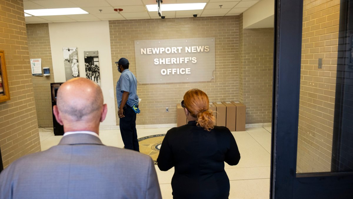 Se disculpa madre de estudiante que disparó contra maestra