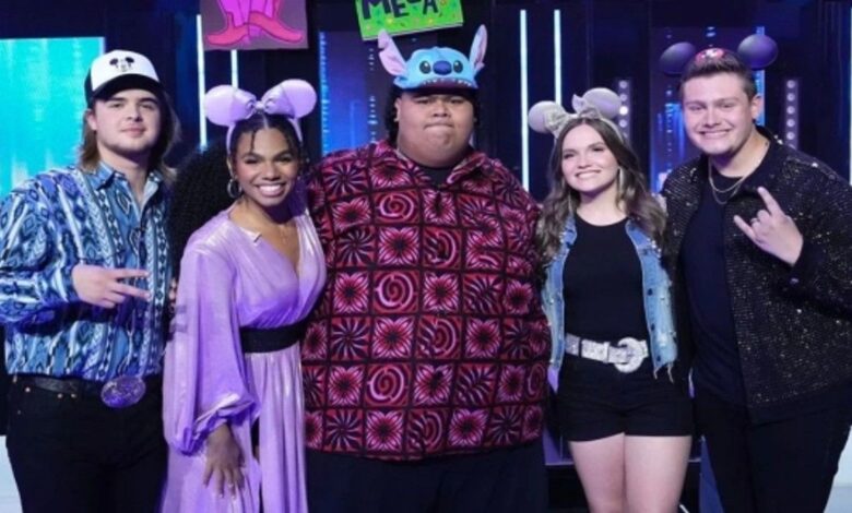 American Idol Season 21 Top 5 finalists smiling
