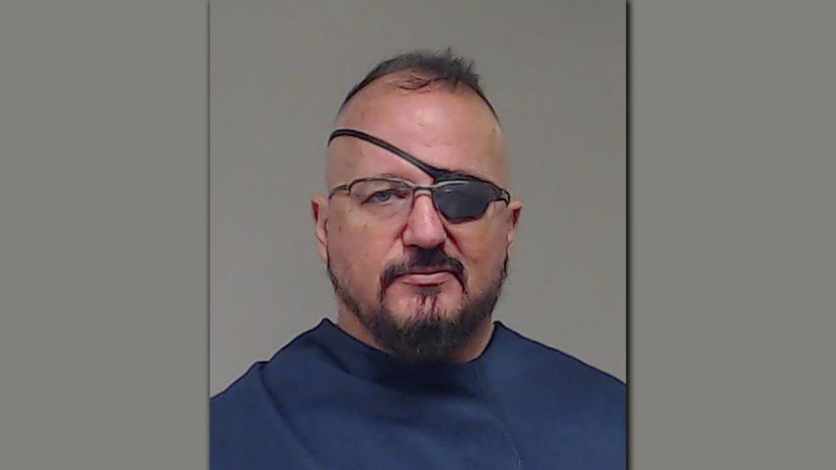 Sentencian a 18 años de cárcel a fundador de los Oath Keepers