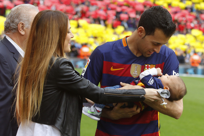 Sergio Busquets, Elena Galera y su primer hijo / Gtres
