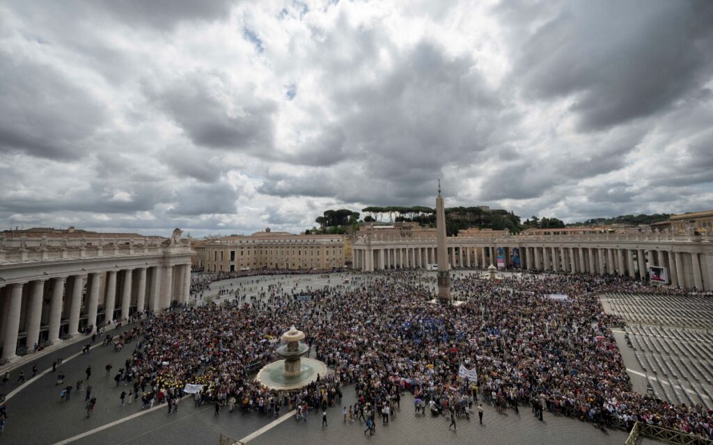 Sujeto irrumpe violentamente con su auto en El Vaticano