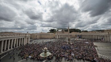 Sujeto irrumpe violentamente con su auto en El Vaticano