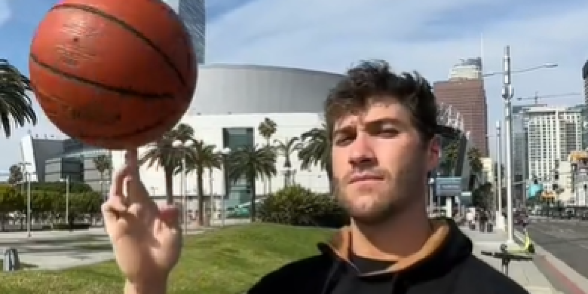Surrealista: un youtuber se hace pasar por un jugador de los Lakers... y los Lakers pican
