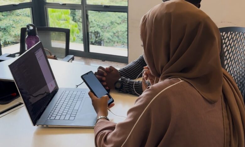 Tawi de Kenia se enfrenta al trastorno del procesamiento auditivo para ganar la Microsoft Imagine Cup