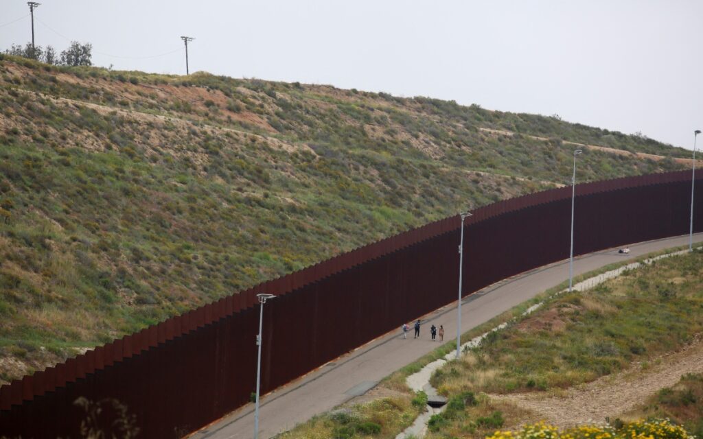 Título 42 aumentó flujo migratorio: Ebrard; AMLO lo contradice