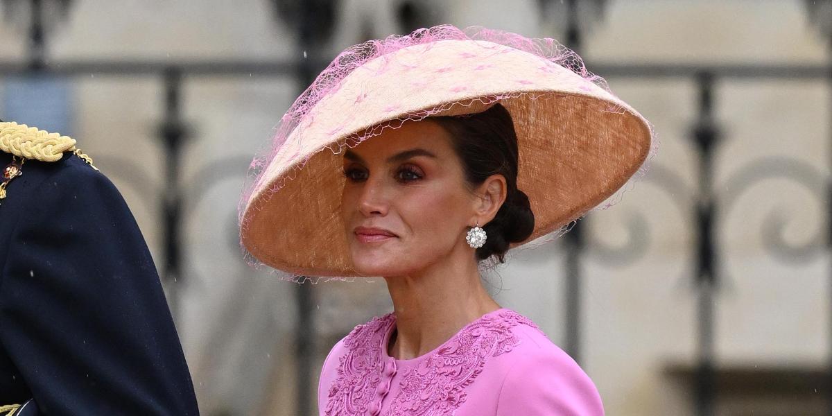 Todos los detalles del espectacular 'look' de Letizia para la coronación de Carlos III