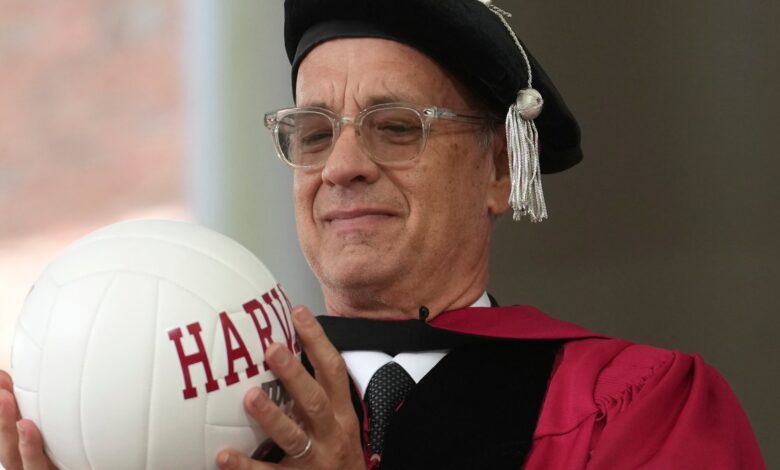 Tom Hanks insta a graduados de Harvard a defender la verdad y resistir la indiferencia