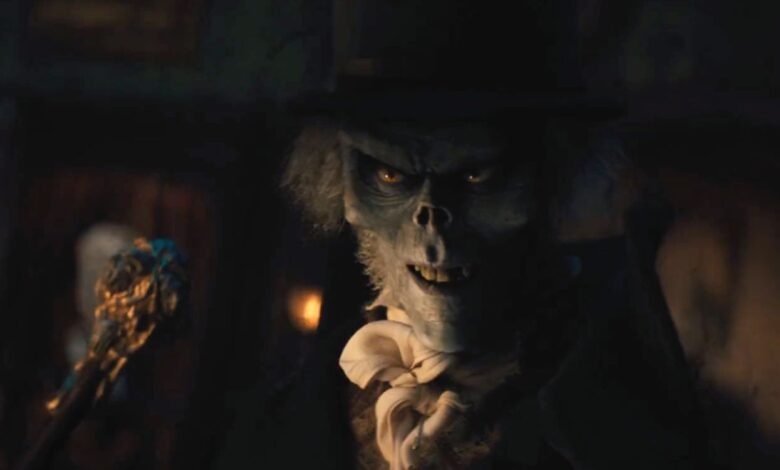 The Hatbox Ghost smiling menacingly in Haunted Mansion
