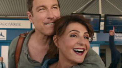 John Corbett and Nia Vardalos in an airport in My Big Fat Greek Wedding 3