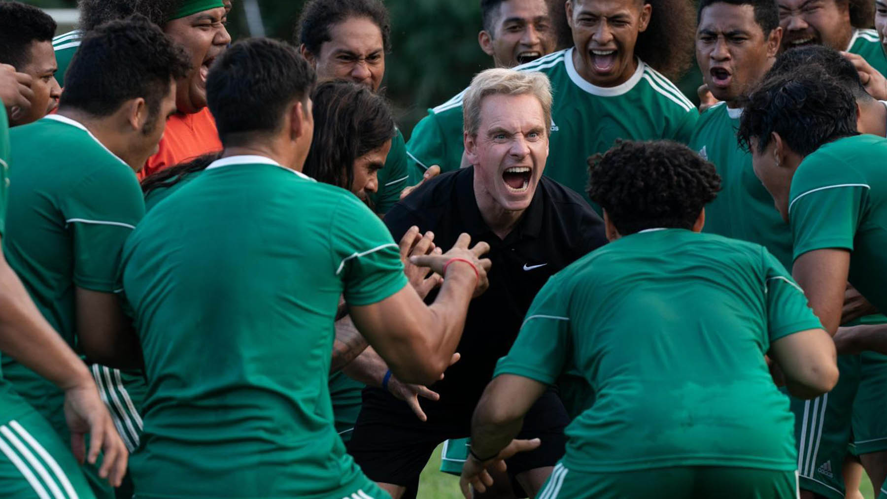 Tráiler de ‘El peor equipo del mundo’: Lo nuevo de Taika Waititi con Michael Fassbender