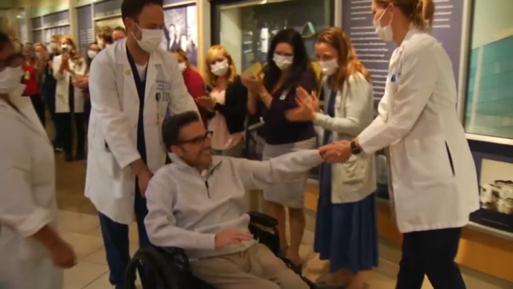 Tras colapsar en su clase de spinning, padre sobrevive y sale de hospital