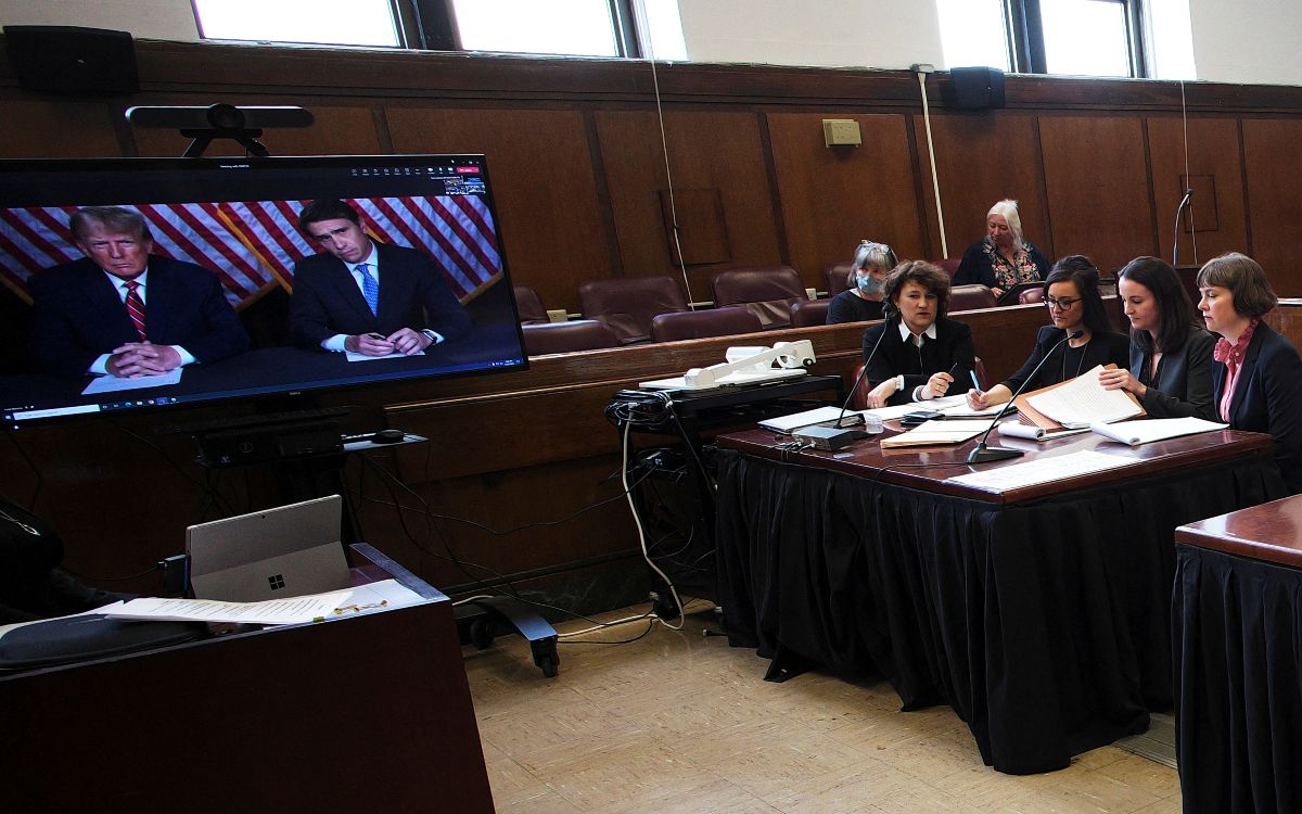 Trump comparece por video en caso por pago a actriz porno