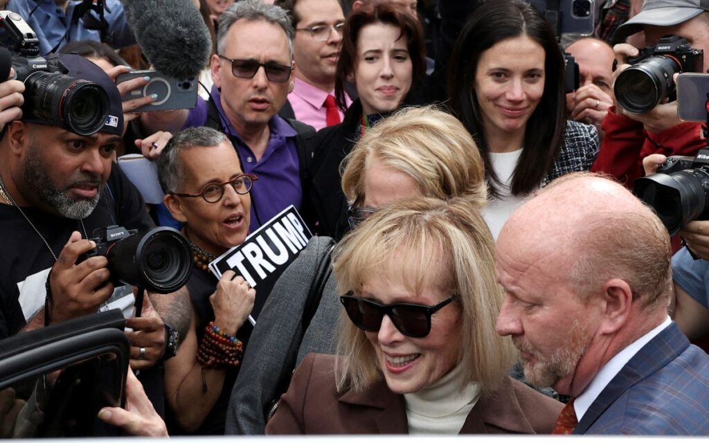 Trump insiste en que no conoce a mujer que lo denunció por acoso