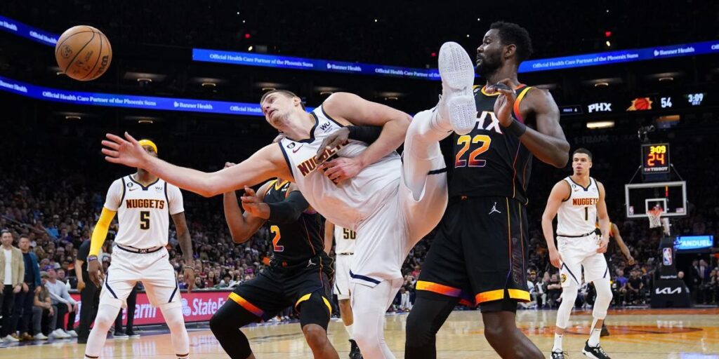 Un polémico agarrón de Ayton a Jokic vuelve a poner en duda a los árbitros