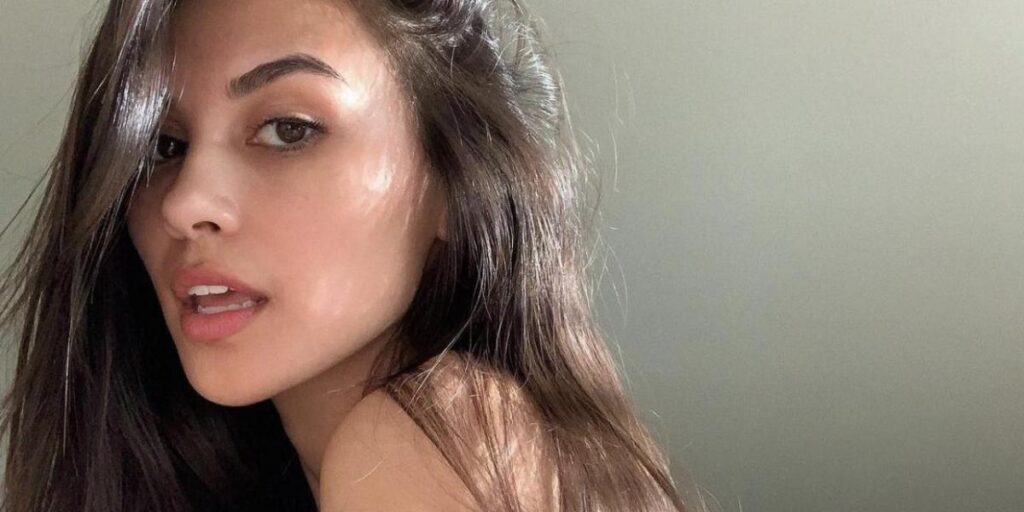 Una 'influencer' crea a su doble con IA y la vende como novia virtual por un dólar el minuto