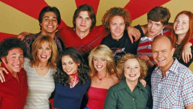 The whole cast of That 70s Show coming together, huddling, posing together