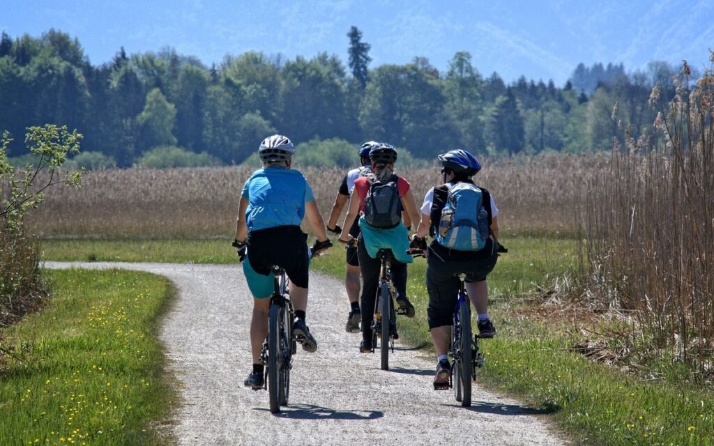 Víctimas de abusos de la iglesia viajan 700 kilómetros en bici exigiendo acciones Papa