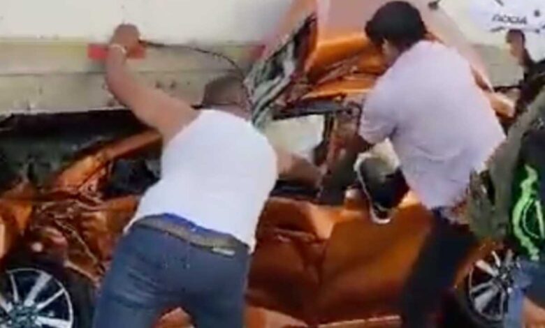 Video: Salió ileso de auto destrozado en accidente en Tabasco