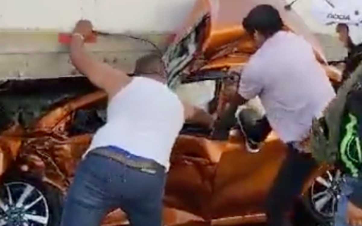 Video: Salió ileso de auto destrozado en accidente en Tabasco