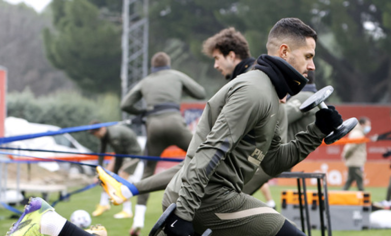 Vitolo se lía con el 'vosotros' y el 'ustedes' de Canarias para hablar de su rodilla