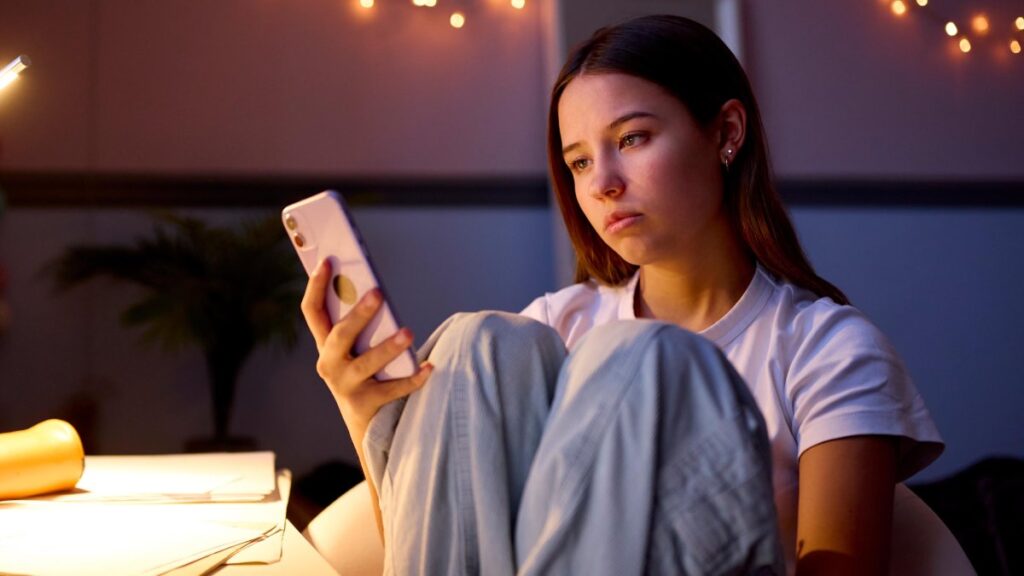 Vivek Murthy advierte sobre la salud mental y el uso de redes sociales en los jóvenes