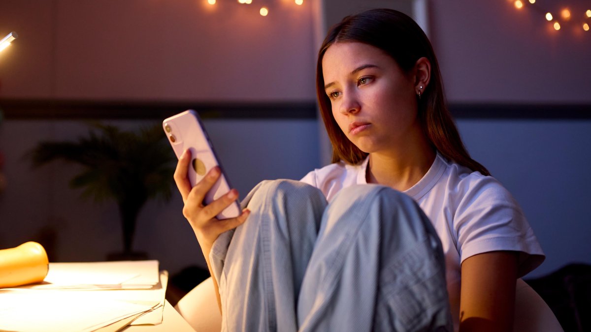 Vivek Murthy advierte sobre la salud mental y el uso de redes sociales en los jóvenes