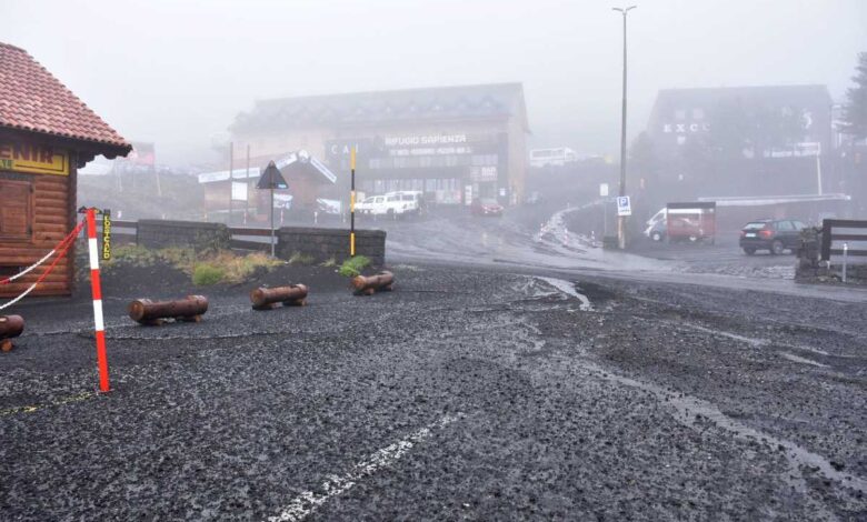 Volcán Etna hace erupción y paraliza aeropuerto