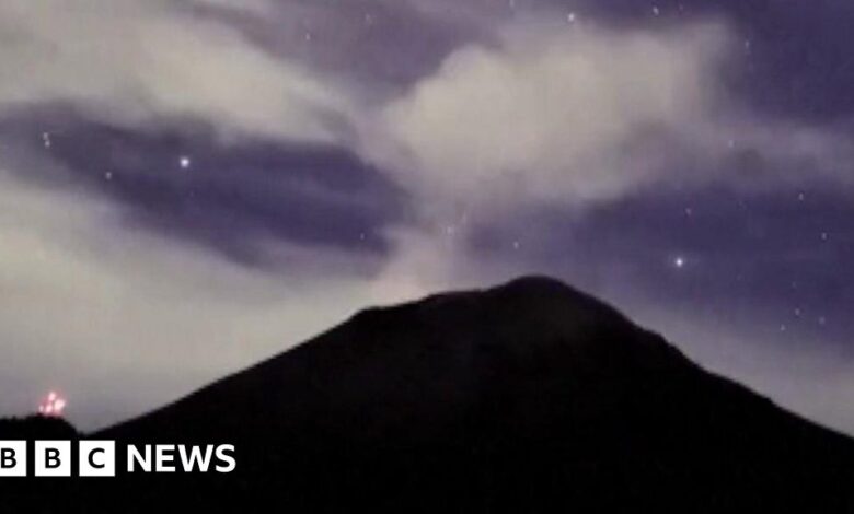 Volcán mexicano arroja humo al cielo estrellado
