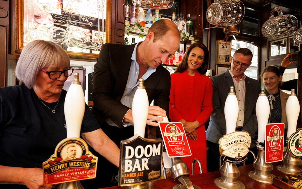 William y Kate se divierten en pub antes de la coronación de Carlos III