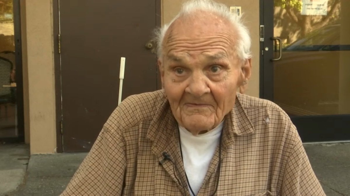 abuelo es golpeado y robado en parada de autobús