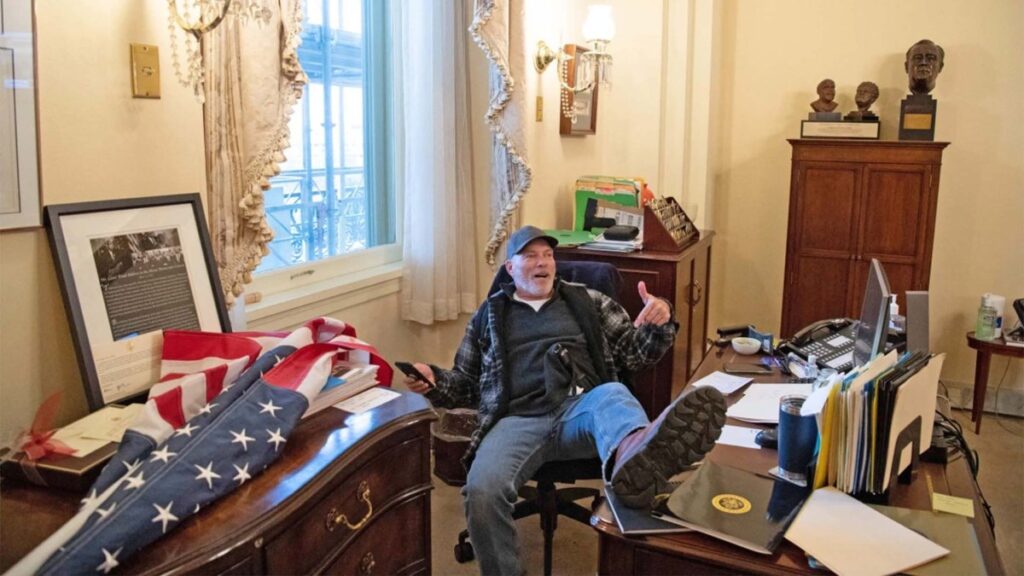 condenan al asaltante del Capitolio que puso los pies sobre el escritorio de Nancy Pelosi