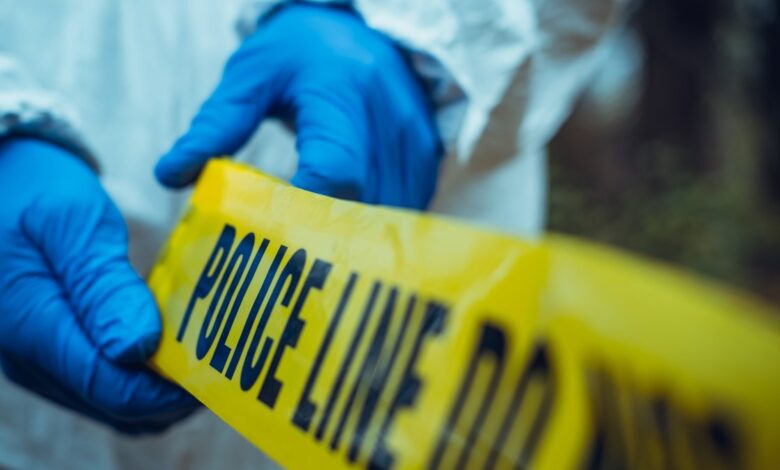 hijo mata a cuchillazos a sus padres y muere tras sangriento ataque, según la policía