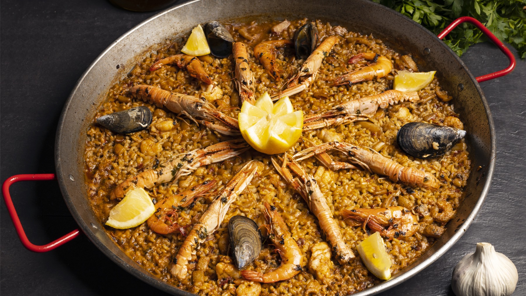 la cara de un valenciano al probar una paella en Argentina