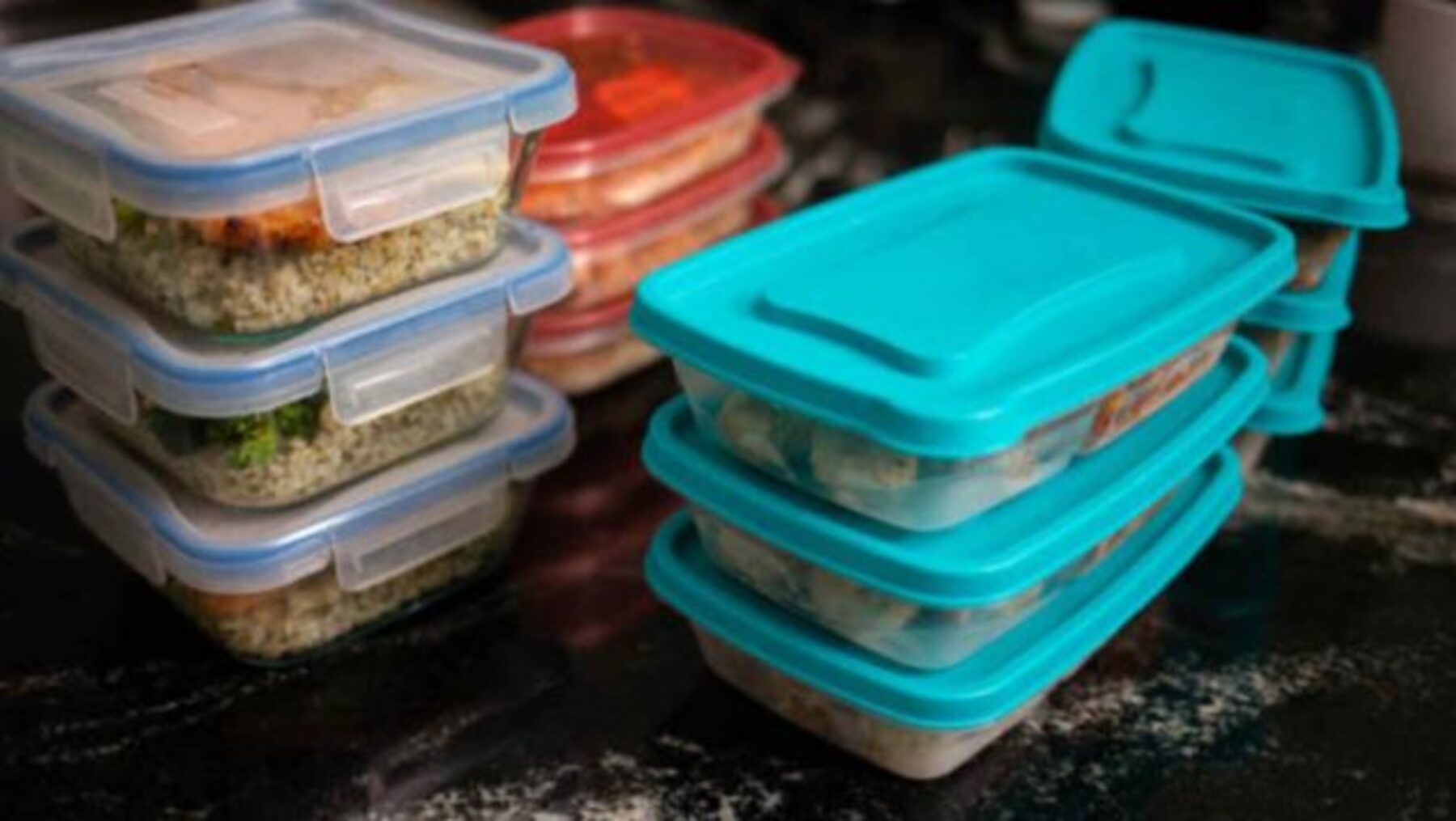 quita la grasa de muchos días de los tuppers en un segundo