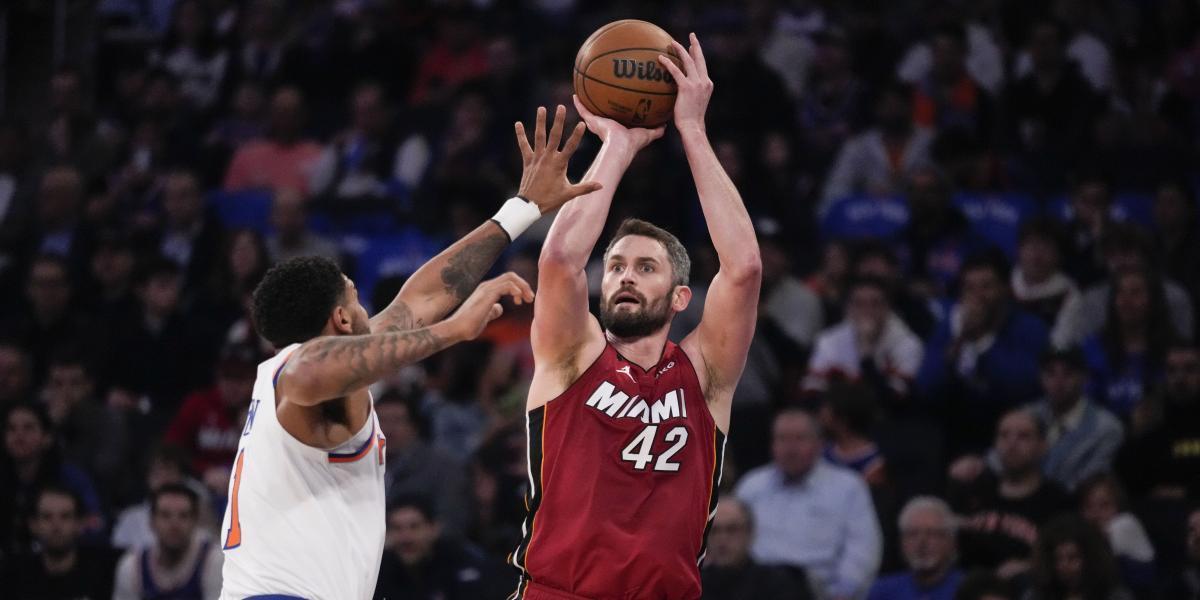 ¿Estrella de la NBA o la NFL? Love bate un récord con sus pases de 'touchdown'