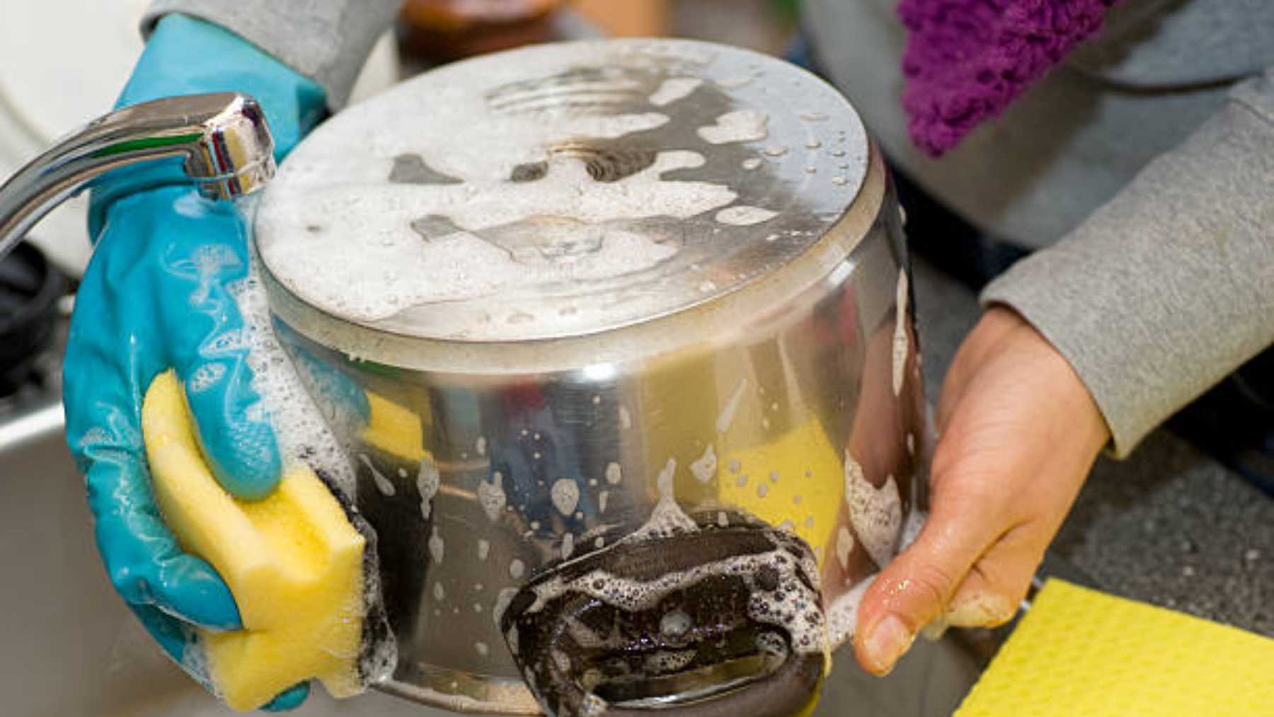 ¿Qué son las manchas arcoíris en el fondo de las ollas y cómo quitarlas?