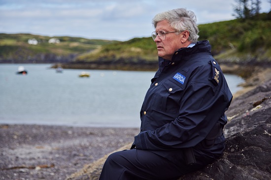 ‘Holding’, la serie británica que estrena Filmin sobre un crimen en un pequeño pueblo